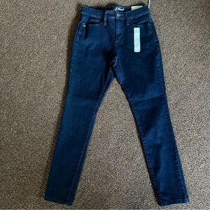 NWT Universal Thread, High Rise, Skinny Jeans Slim Legs Smooths And Sculpts.